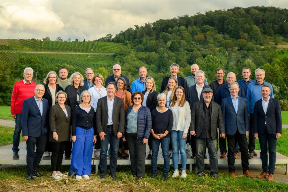 Gruppenfoto des Gemeinderats mit den drei Dezernenten der Stadtverwaltung auf einer Wiese vor dem Haselstein