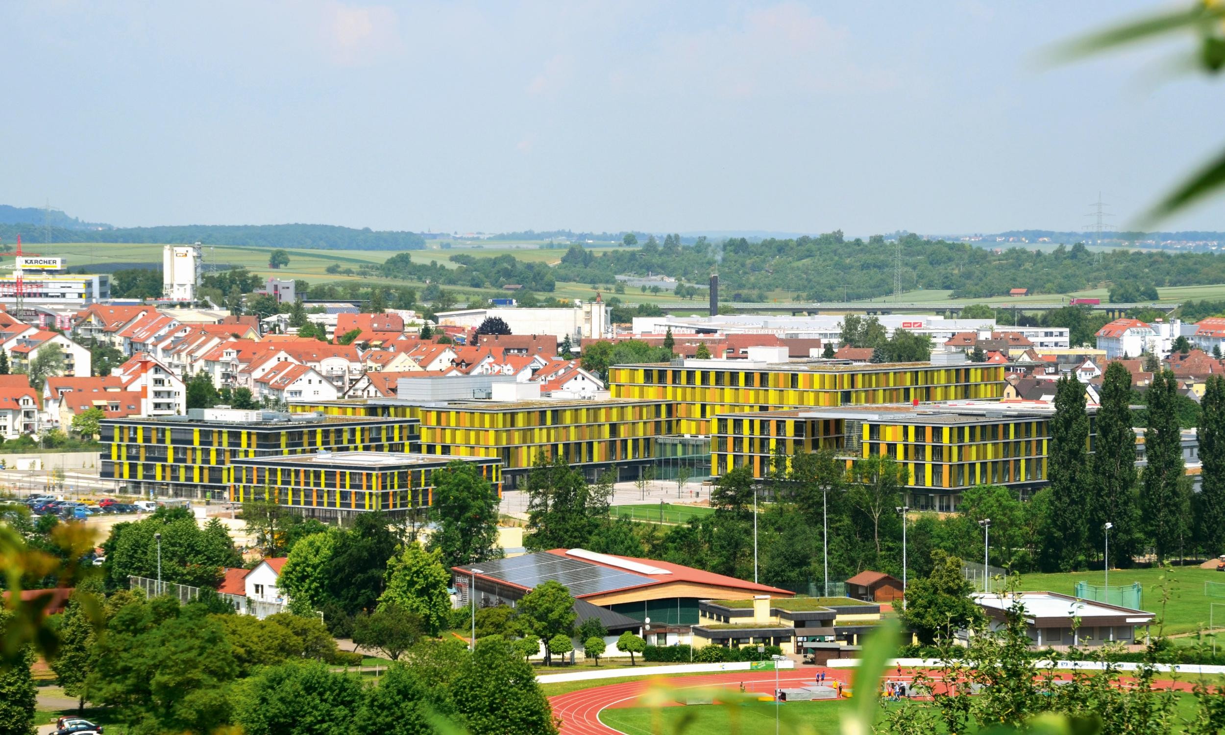 Das Rems-Murr-Klinikum aus der Ferne. Davor ist das Herbert-Winter-Stadion zu sehen.