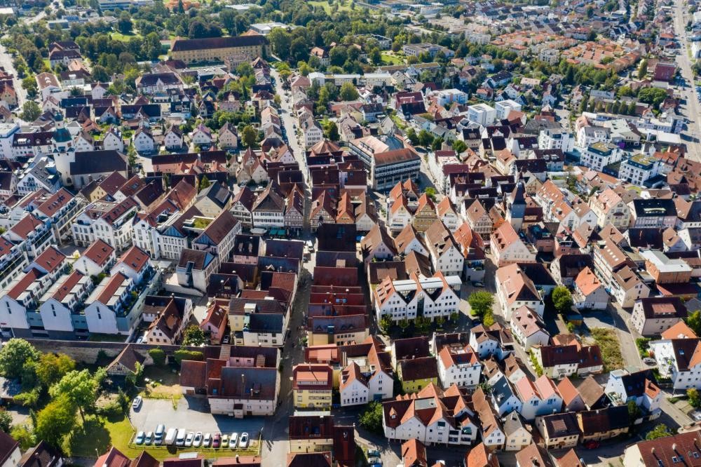 Drohnenaufnahme der Innenstadt mit den Fachwerkhäusern in der Markstraße