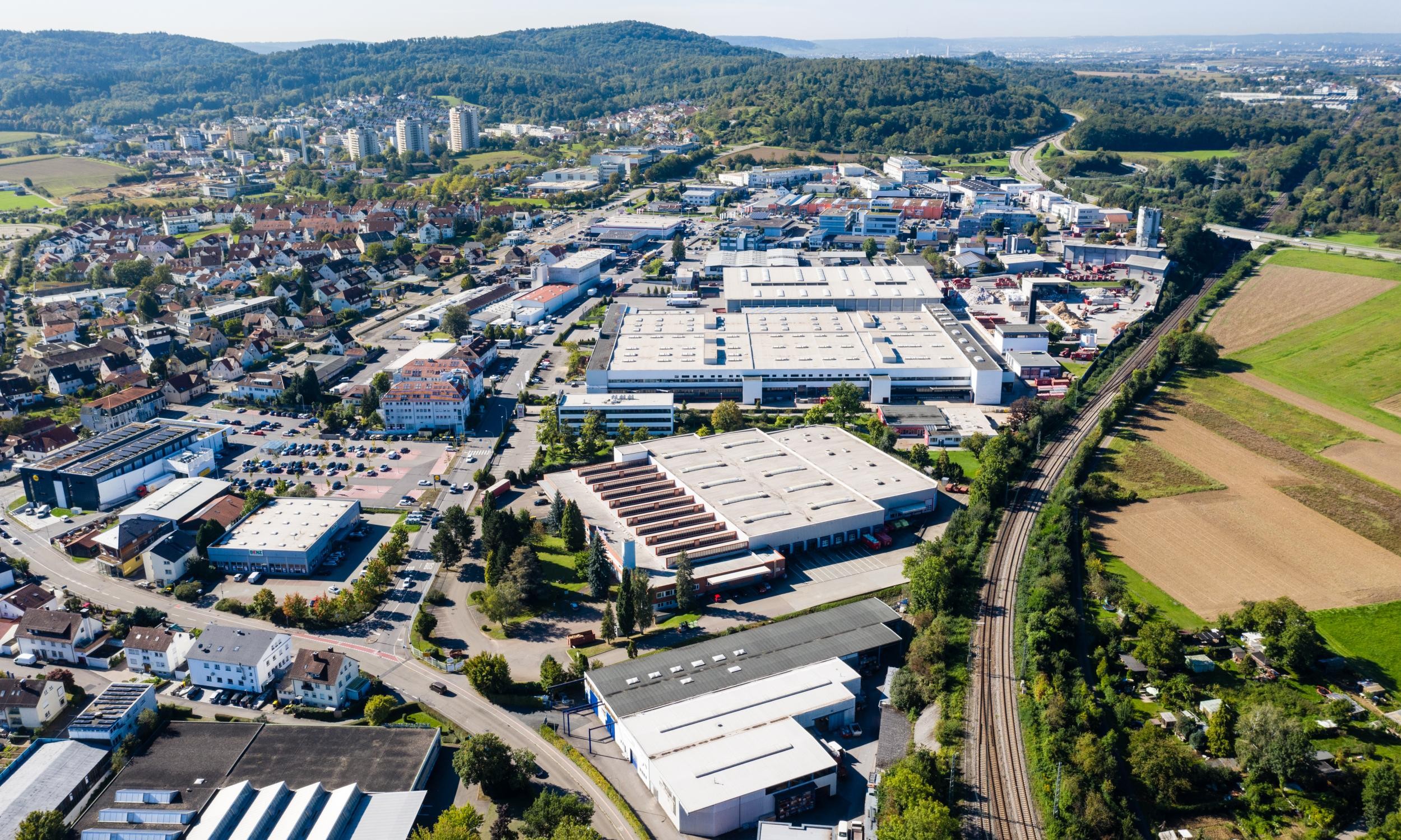 Luftaufnahme von Winnendens Industriegebiet an den Bahngleisen