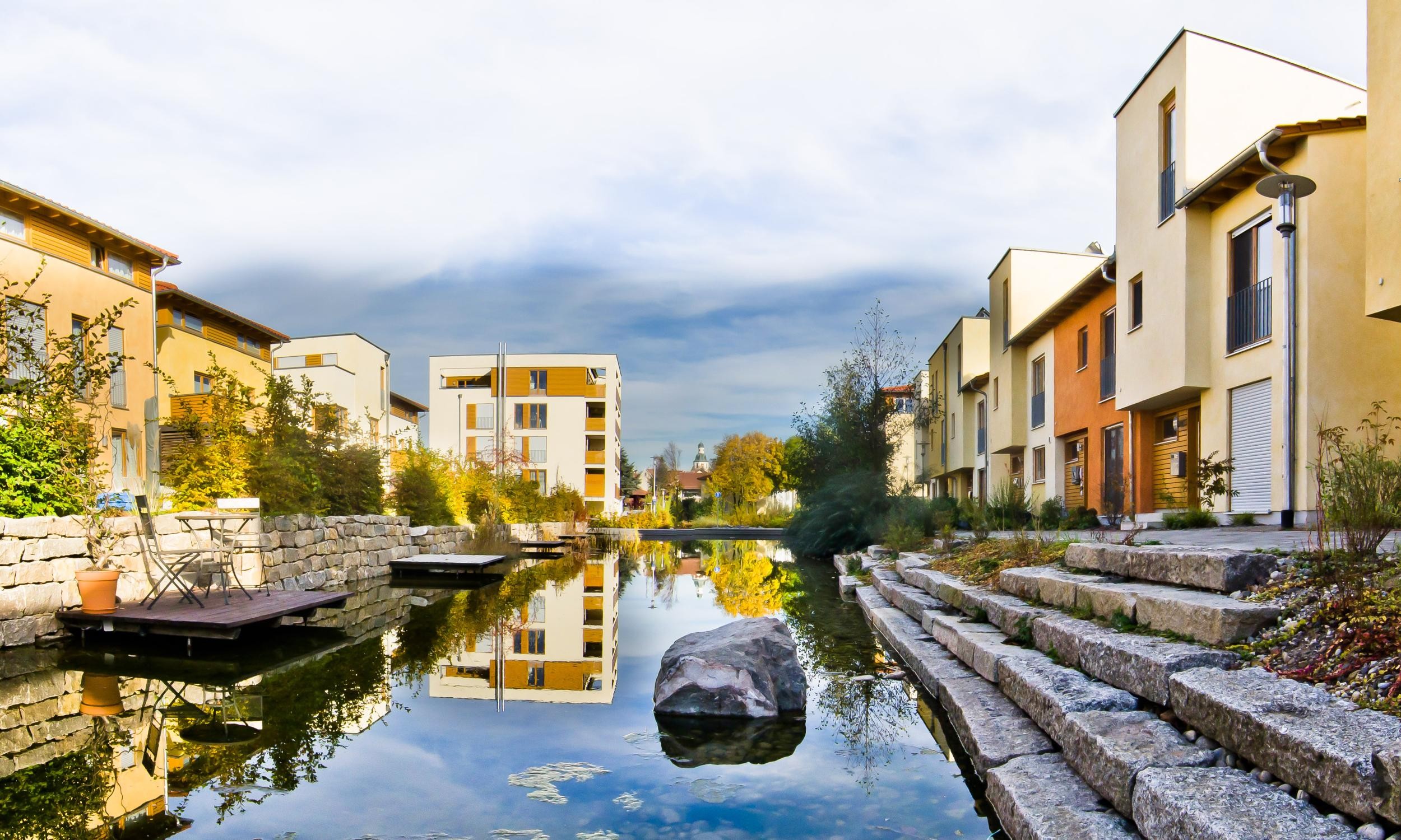 Das Wohngebiet Arkadien, im Zentrum des Bildes der Teich mit Stegen der angrenzenden Gärten. Rechts im Bild die Hauseingänge der Häuser