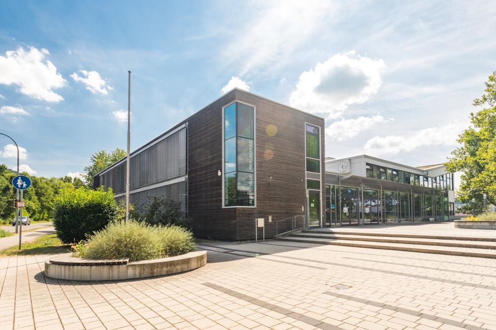 Der Schulhof und Eingang der Albertville-Realschule
