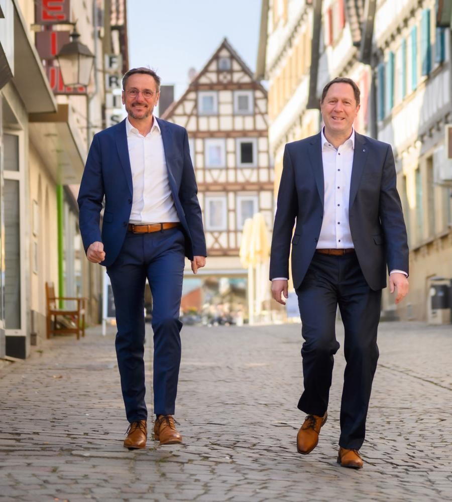 Bürgermeister Jürgen Haas und Oberbürgermeister Hartmut Holzwarth laufen durch die Mühltorstraße.