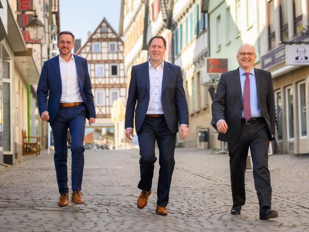 Bürgermeister Jürgen Haas, Oberbürgermeister Hartmut Holzwarth und Erster Bürgermeister Norbert Sailer laufen durch die Mühltorstraße.