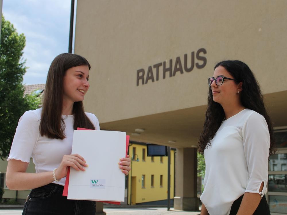 Zwei Auszubildene stehen vor dem Rathaus der Stadt Winnenden
