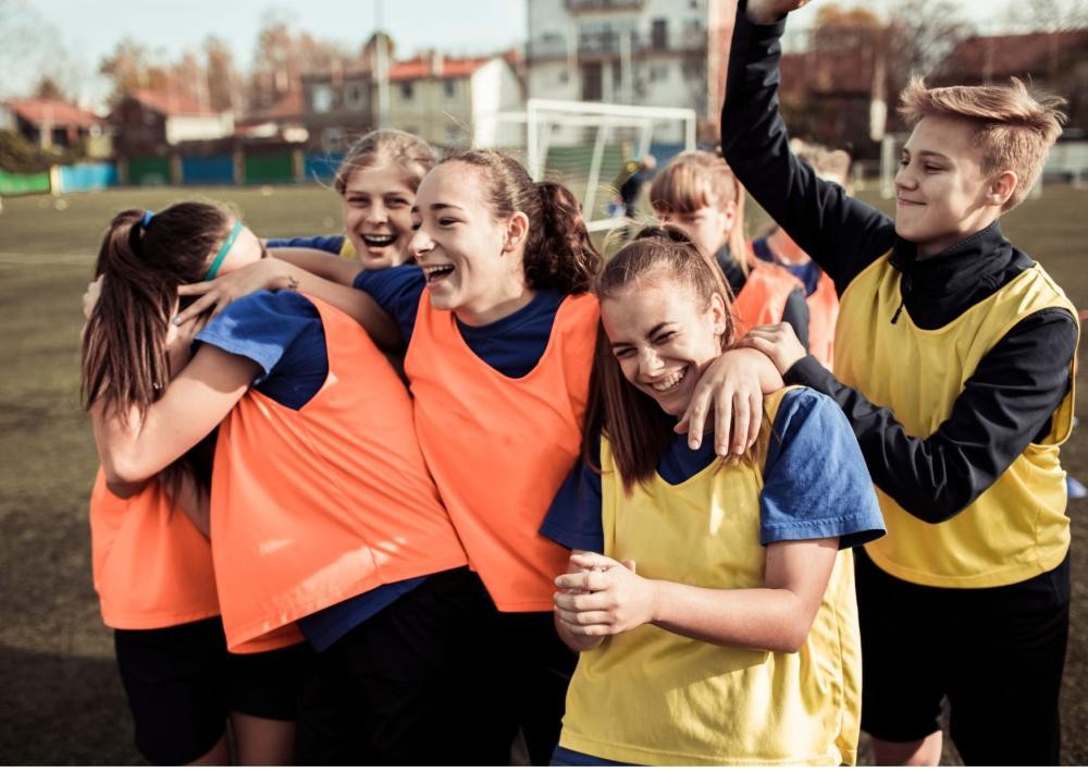 Junge Menschen ist Sportkleidung jubeln.