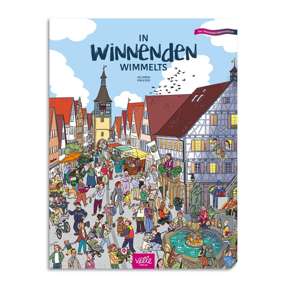 Illustration einer belebten Altstadt mit Fachwerkhäusern, Marktständen, einem Brunnen und vielen Menschen in verschiedenen Aktivitäten