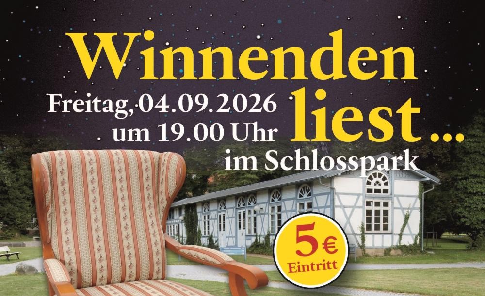 Sessel mit gestreiftem Stoff vor einem Fachwerkhaus im Schlosspark, daneben eine Skulptur eines Hundes auf einem Stapel Bücher,.