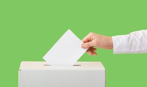 Symbolfoto: Einwurf eines Stimmzettels in die Wahlurne.