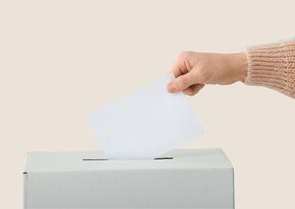 Symbolbild: Einwurf des Stimmzettels