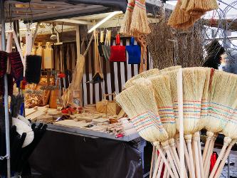 Ein Stand mit Besen und Putzutensilien auf dem Krämermarkt