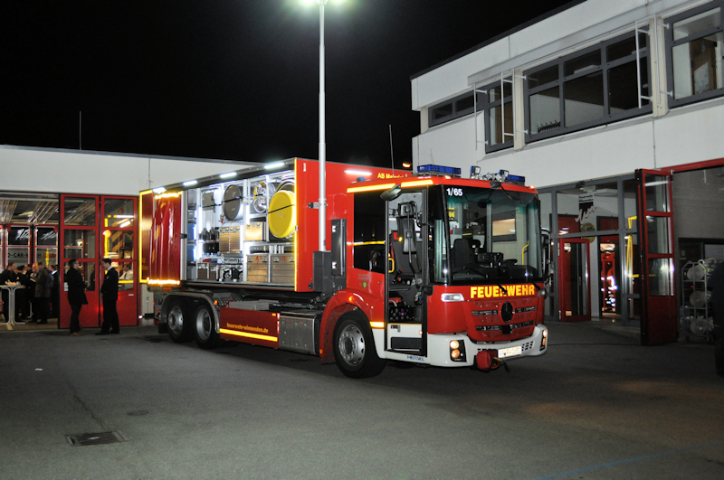 Feuerwehreinsatzfahrzeug vor der Feuerwache in der Stadtmitte