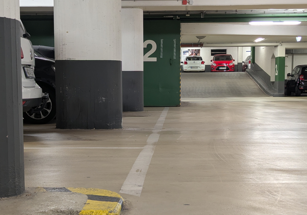 Parkende Autos in der Tiefgarage am Rathaus