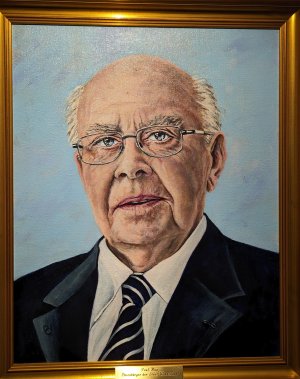 Das Ehrenbürgergemälde zeigt Paul Hug im schwarzen Anzug mit gestreifter Krawatte und dünner Brille.