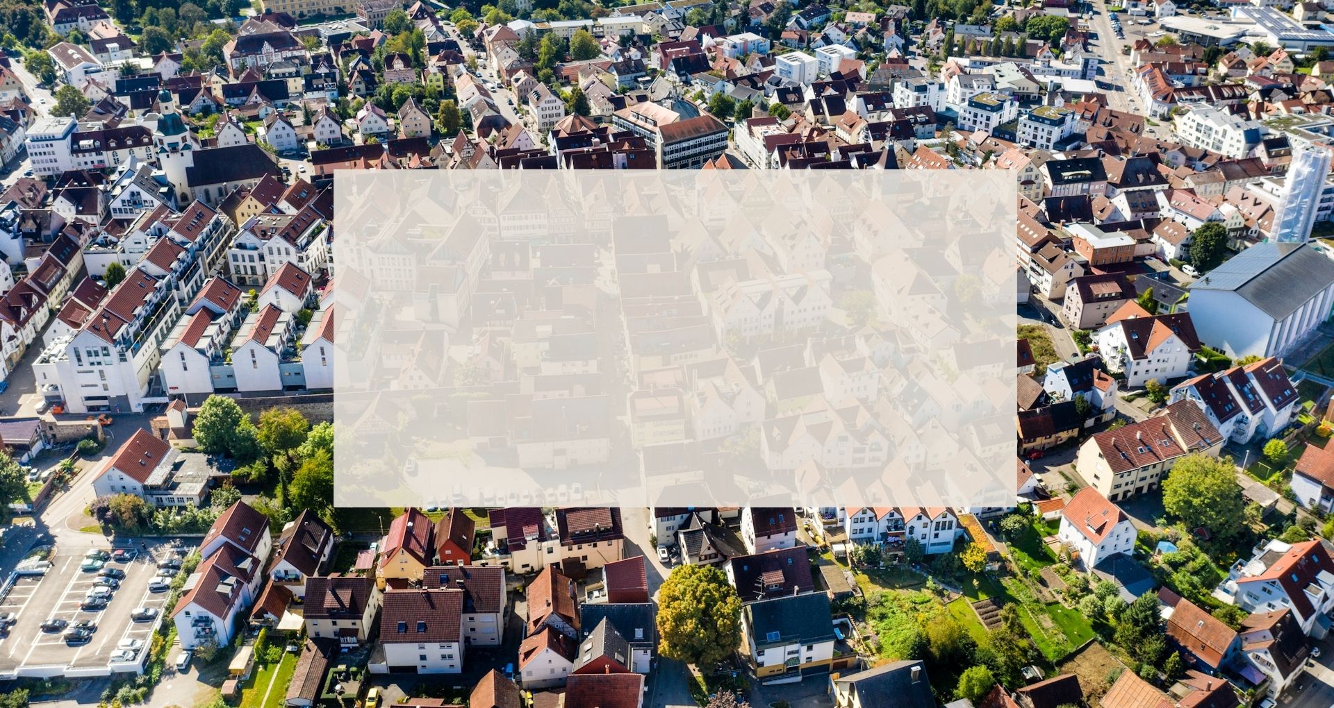 Drohnenaufnahme der Winnender Innenstadt. Dächer der Häußer wechseln sich ab mit dem Grün der Büsche und Bäume