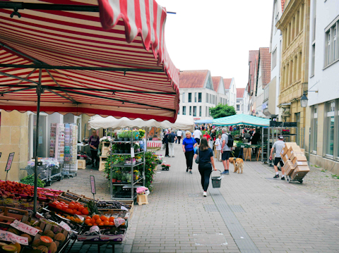 Der Winnender Wochenmarkt von auf Höhe des Bücherhandels Osiander. 