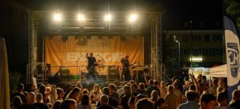 Die Bühne beim City-Treff mit zahlreichen feiernden im Vordergrund