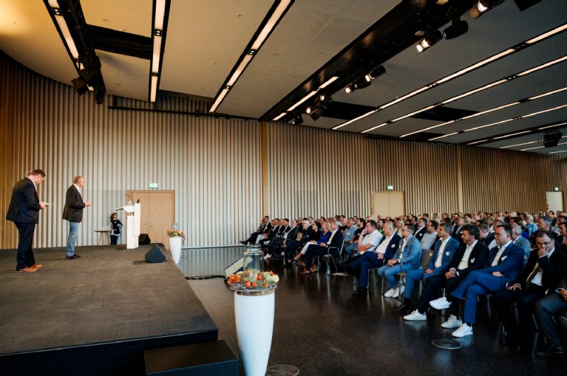 Bei der Ausbildungsmesse in der Hermann-Schwab-Halle laufen die Besucherinnen und Besucher zwischen den Ständen der Unternehmen umher.