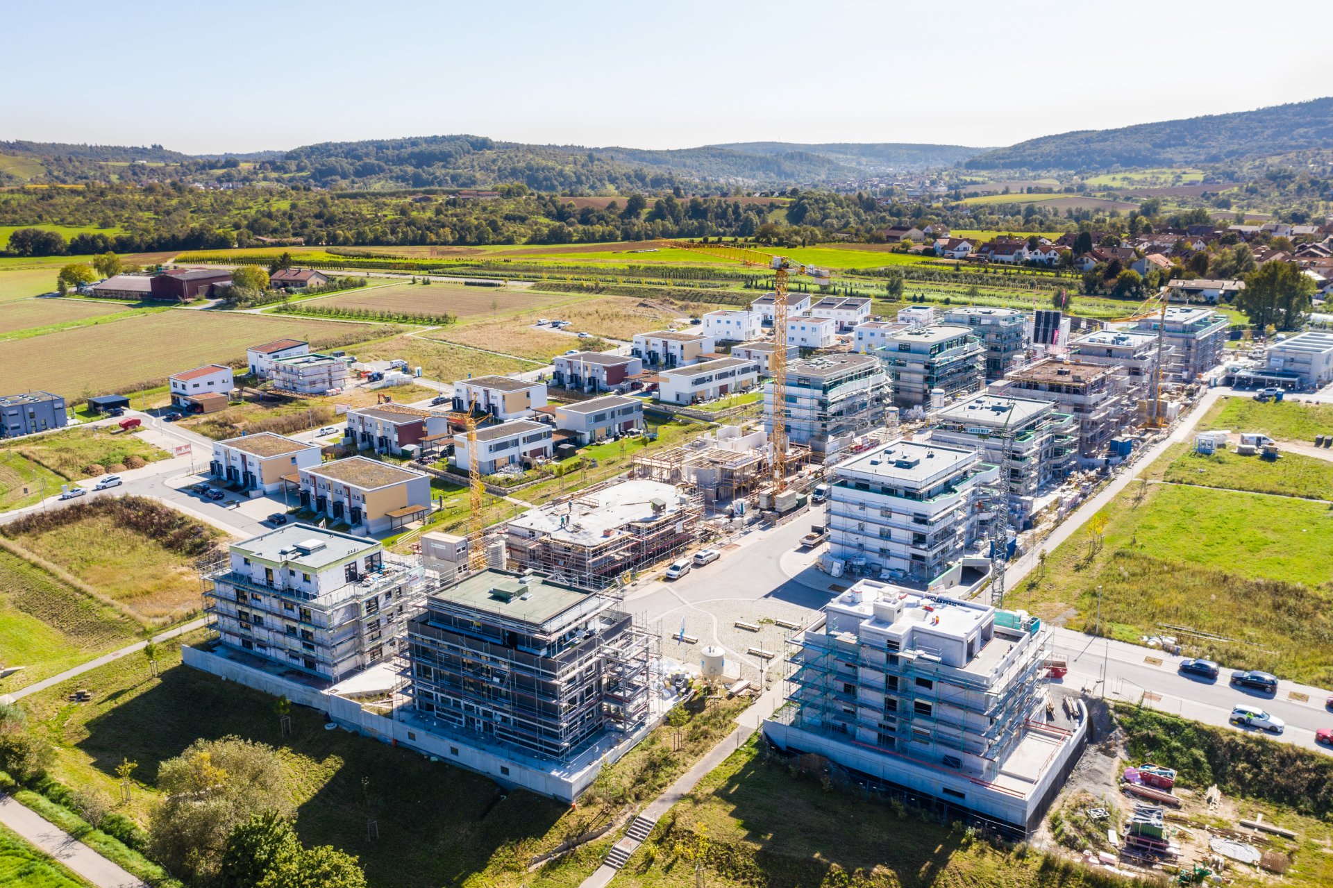 Drohnenaufnahme des Neubaugebiets Adelsbach am Stadtrand der Kernstadt. Mehrere Häußer befinden sich im Rohbau