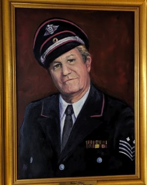 Das Ehrenbürgergemälde zeigt Helmut Pflüger in seiner Feuerwehruniform. 