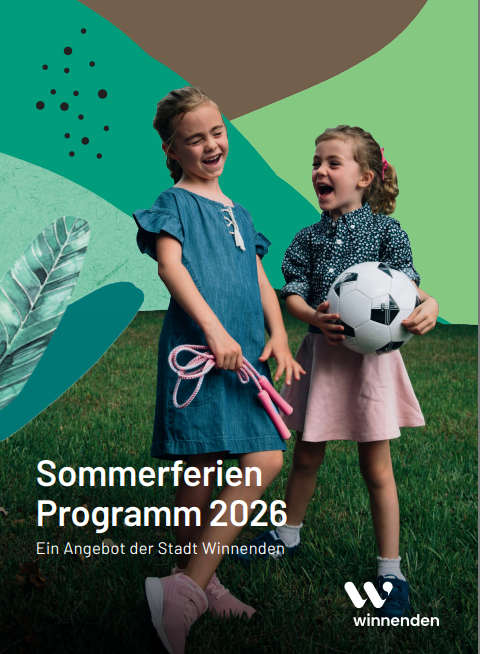 Zwei Mädchen stehen auf einer Wiese, eines hält ein Springseil, das andere einen Fußball, im Hintergrund abstrakte bunte Formen