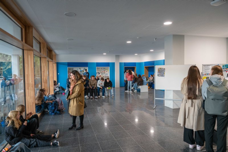 Schülerinnen und Schüler halten sich während der Pausen im Eingangsbereich des Lessing-Gymnasiums auf.