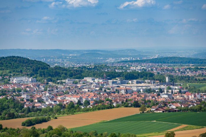 Der Stadtteil Schelmenholz von einem Aussichtspunkt aus fotografiert. Im Vordergrund 