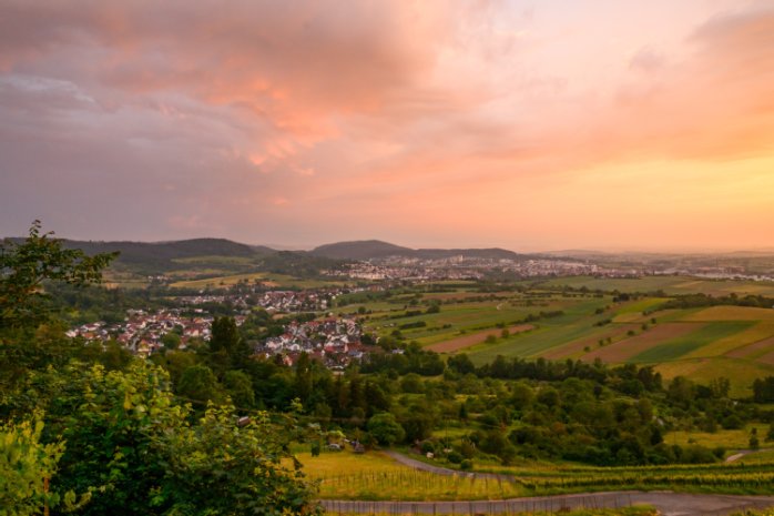 Aussicht auf Winnenden bei warmem Licht durch einen Sonnenuntergang am rechten Bildrand