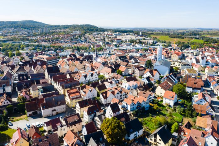 Drohnenaufnahme von der Winnender Innenstadt bei blauem Himmel. 