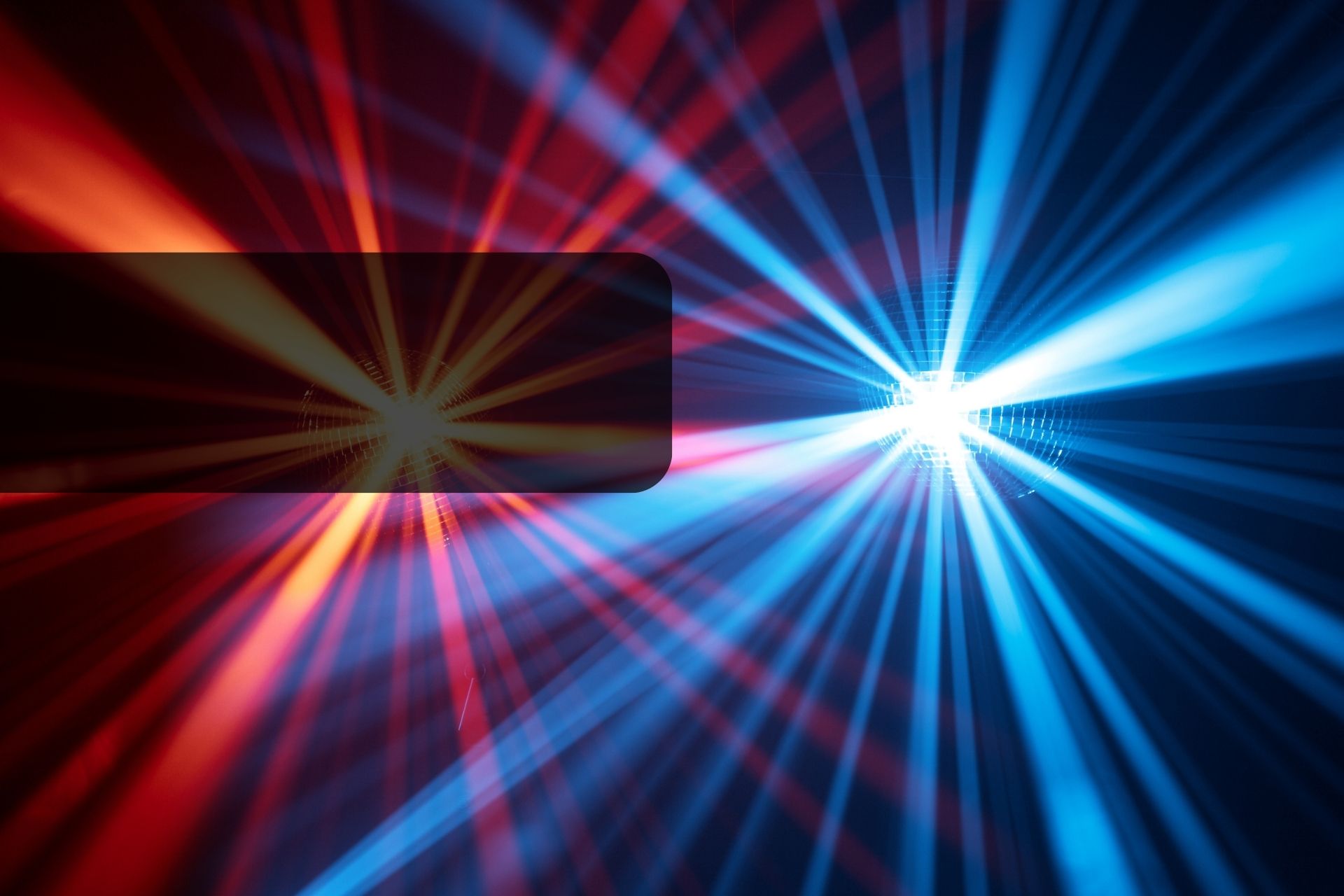 Einsatzlichter strahlen in rot und blau vor einem schwarzen Hintergrund.