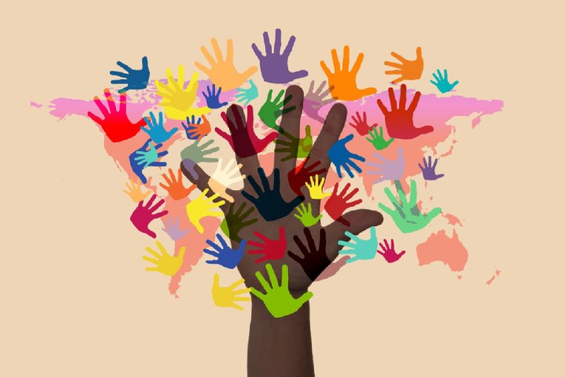 Grafik: Mehrere bunte Handabdrucke formen die Weltkarte.