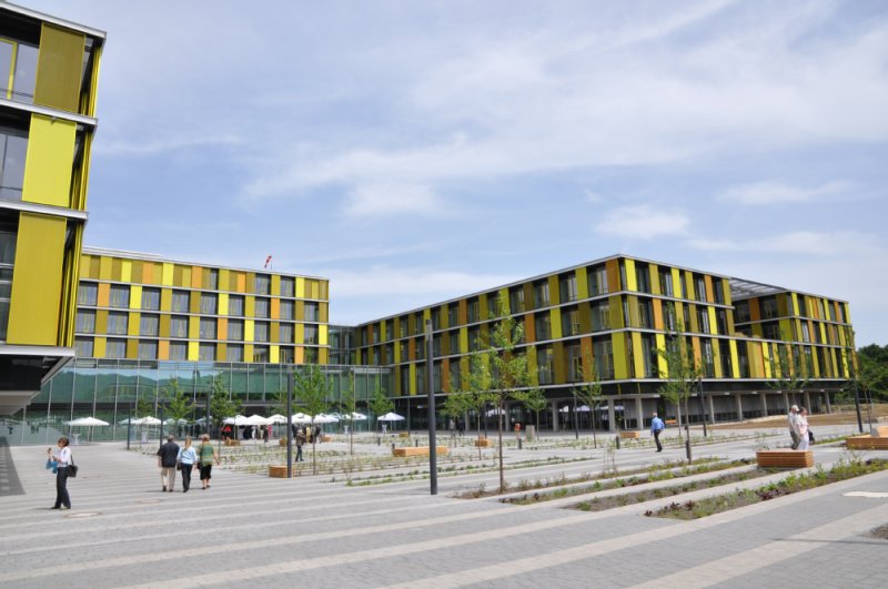 Der Vorhof des Rems-Murr-Klinikums mit Blick auf den Eingang. 