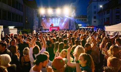 Feiernde Menschen vor der Bühne an der Wallstraße beim City-Treff