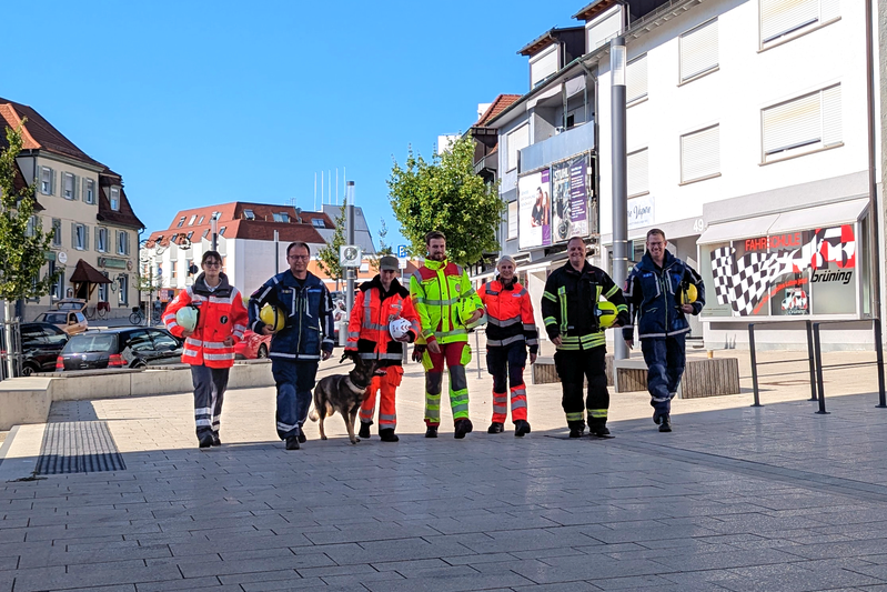 Vertreterinnen und Vertretern des DRKs, der Malteser, dem THW, der DLRG, der Rettungshundestaffel und der Freiwilligen Feuerwehr auf dem Holzmarkt