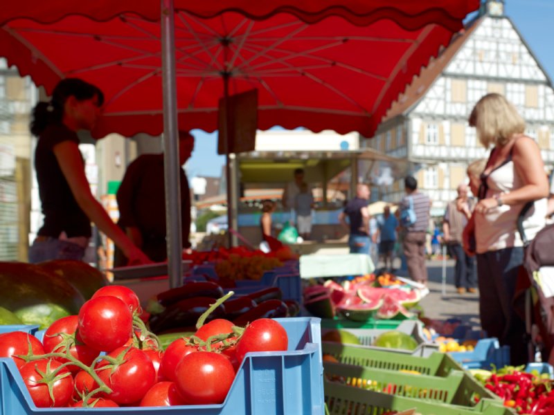 Ein Stand auf dem Winnender Wochenmarkt verkauft Gemüse.