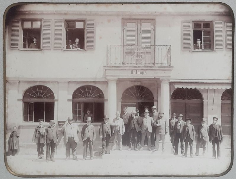 Gemeinderat, Bürgerausschuss und Mitarbeiter der Stadtverwaltung vor dem Rathaus um 1900. 