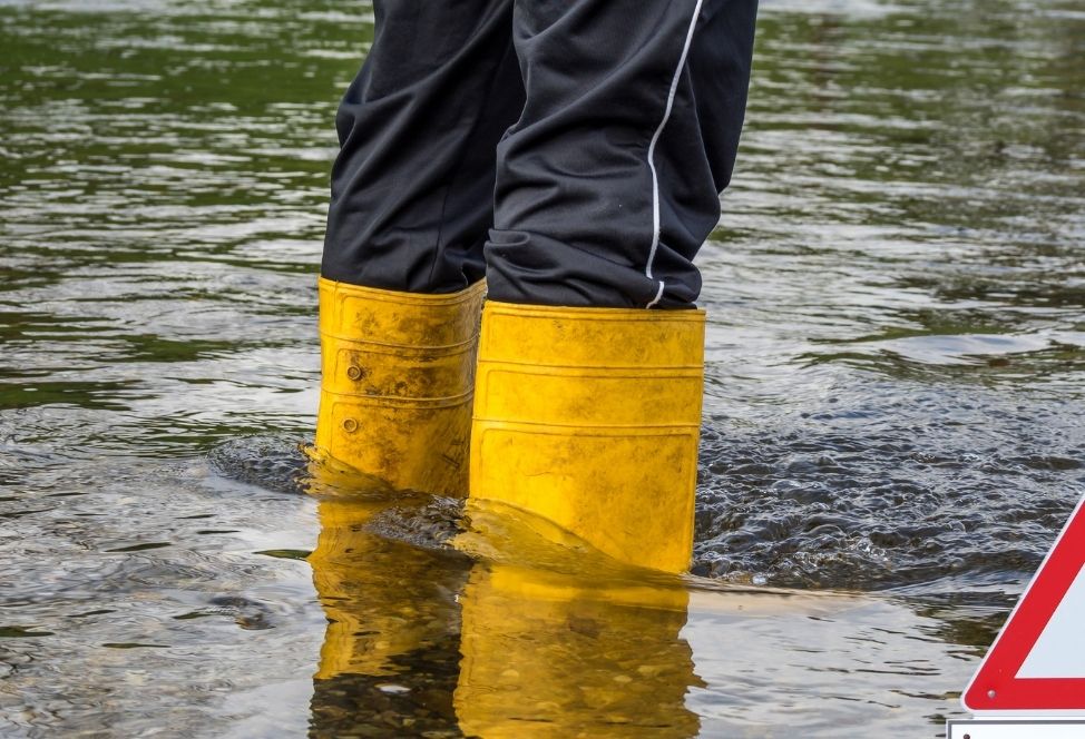 Symbolfoto: Nahaufnahme von Gummistiefeln im hohen Wasser
