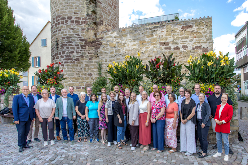 Gruppenfoto des Gemeinderats mit den drei Dezernenten der Stadtverwaltung vor dem Diebsturm