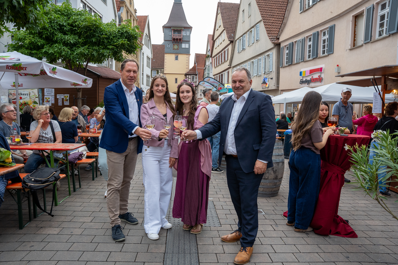 v.l.: Oberbürgermeister Hartmut Holzwarth, Württembergische Weinkönigin Natalie Schäfter, Winnender Mädle Lisa Keidel und Weinbaupräsident Dietrich Rembold.