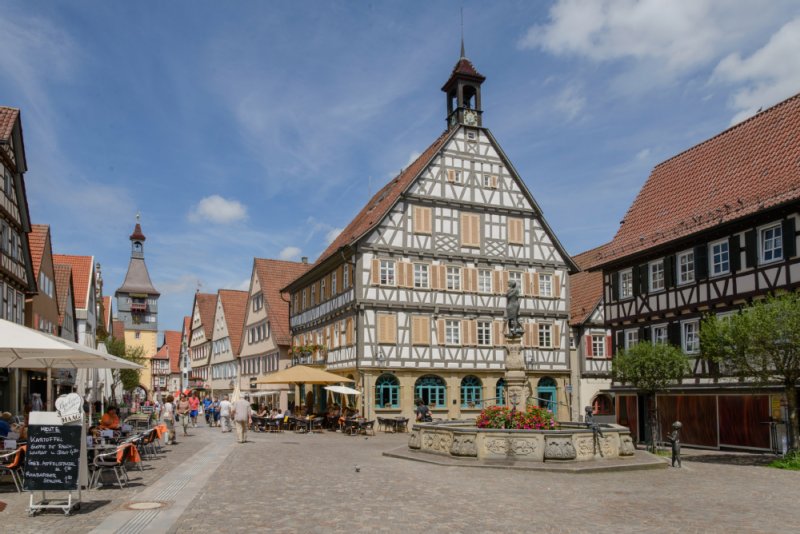 Das alte Rathaus steht am Marktplatz direkt neben dem Marktbrunnen.
