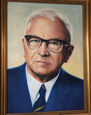 Das Ehrenbürgergemälde zeigt Ernst Spingler in einem blauen Anzug mit Krawatte und Brille. 