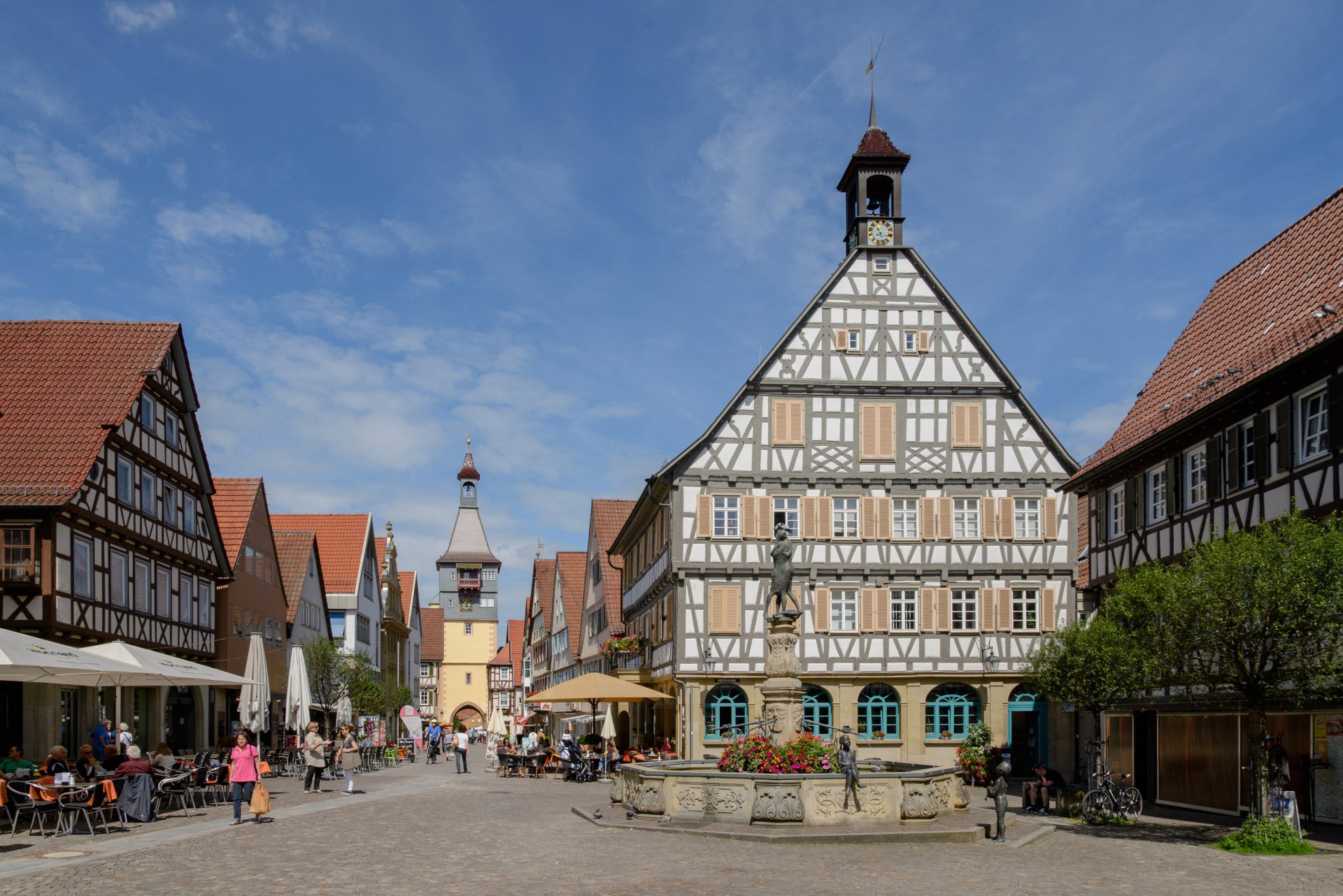 Die Marktstraße in Winnenden mit dem Brunnen auf dem Marktplatz in Richtung Torturm fotografiert.