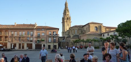 Der Platz vor dem Rathaus in Santo Domingo de la Calzada mit dem prächtigen Kirchturm im Hintergrund.