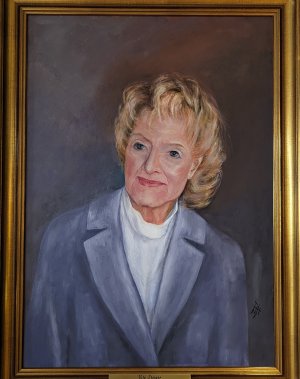 Das Ehrenbürgergemälde zeigt Ute Steiger im hellblauen Blazer den Betrachter anlächelnd.