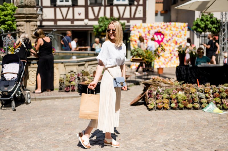 Frau mit Einkaufstüten läuft durch die Winnender Innenstadt