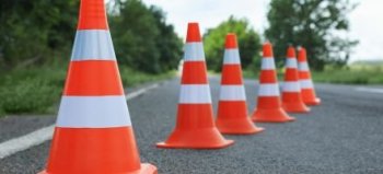 Symbolbild von verkehrspilonen auf einer Straße