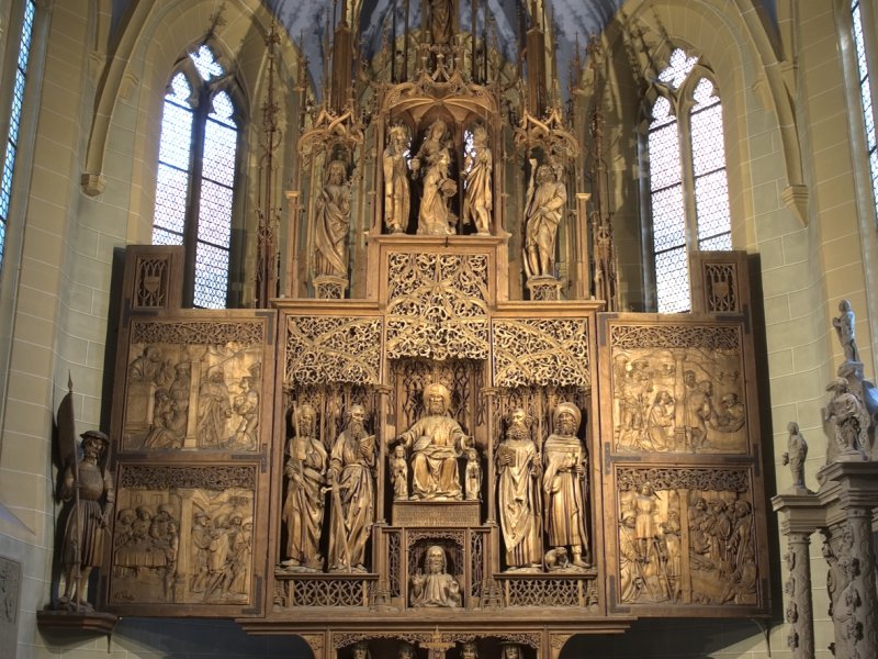 Der Jakobusaltar in der Schlosskirche zeigt zahlreiche in Holz geschnitzte Personen und Momente aus der Bibel. Er füllt die Breite des Altarraums fast voll aus und streckt sich mehrere Meter in die Höhe