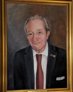 Das Gemälde zeigt Dr. Siegfried Steiger im dunklen Anzug und roter Krawatte in den Betrachter anlächelns.