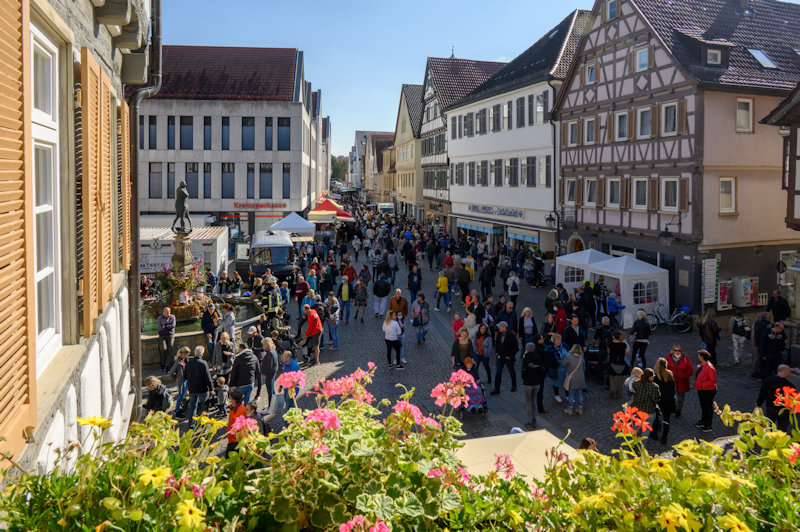 Belebte Winnender Innenstadt im Herbst