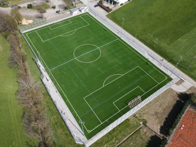 Das Fußballfeld im Hertmannsweiler aus der Luft fotografiert.